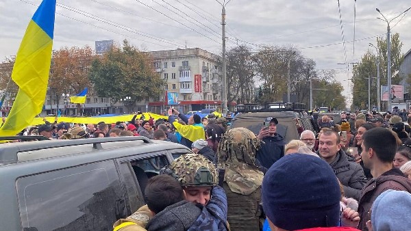 Ukraine troops enter centre of Kherson as Russians retreat in chaos 