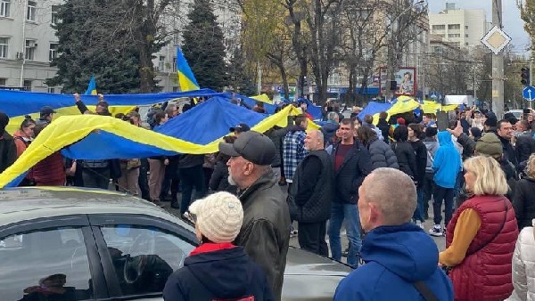 Ukraine troops enter centre of Kherson as Russians retreat in chaos 