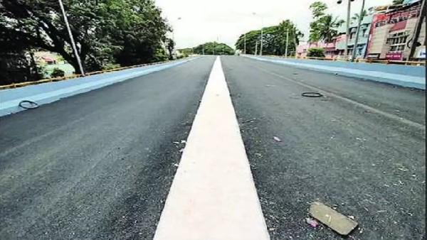 ರಸ್ತೆ ಬದಲಿಗೆ ಪಿಲ್ಲರ್ ನೋಡಿಕೊಂಡು ವಾಹನ ಸಂಚಾರ