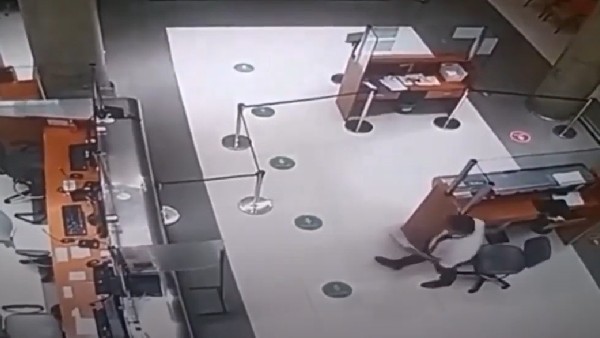 ಆಸ್ಪತ್ರೆಯ ಭದ್ರತಾ ಸಿಬ್ಬಂದಿಯೊಂದಿಗೆ ಮಾತನಾಡಿದ ದೆವ್ವ