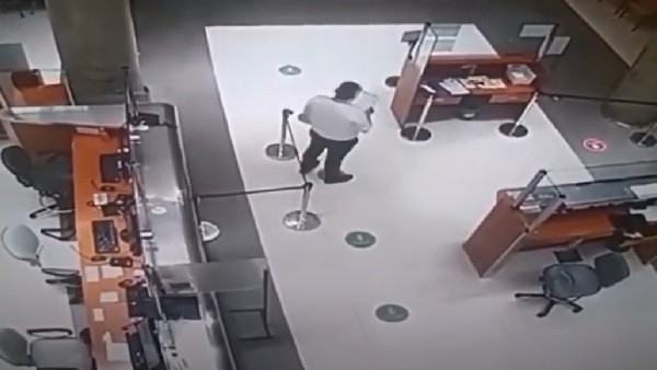 ಆಸ್ಪತ್ರೆ ಬಾಗಿಲು ಕೆಟ್ಟಿತ್ತು- ವಕ್ತಾರರು