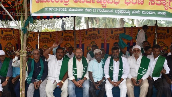 Farmers Protest reach 5th day in Mandya; Demand for Sugarcane Price hike Farmers Protest reach 5th day in Mandya; Demand for Sugarcane Price hike