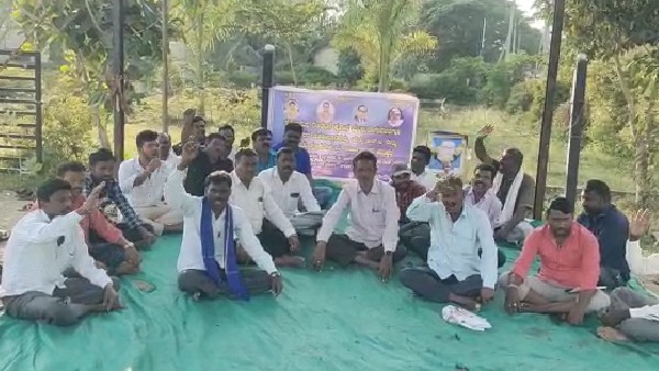 Dalit Families Protest In front Of Ajjampura Taluk Office For Demanding Graveyard Space Dalit Families Protest In front Of Ajjampura Taluk Office For Demanding Graveyard Space