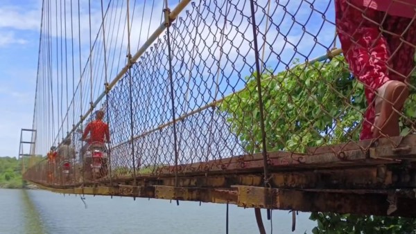 ಹತ್ತಾರು ಗ್ರಾಮಗಳಿಗೆ ಸಂಚಾರ ಬಂದ್ ಹತ್ತಾರು ಗ್ರಾಮಗಳಿಗೆ ಸಂಚಾರ ಬಂದ್