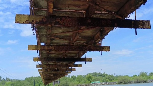 ಅಪರಿಚರಿಂದ ಸೇತುವೇ ಮೇಲೆ ಕಾರು ಚಾಲನೆ ಮಾಡಿ ಉದ್ಧಟತನ ಅಪರಿಚರಿಂದ ಸೇತುವೇ ಮೇಲೆ ಕಾರು ಚಾಲನೆ ಮಾಡಿ ಉದ್ಧಟತನ