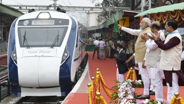 ವಂದೇ ಭಾರತ್‌ ರೈಲು ಸಂಚಾರಕ್ಕೆ ಚಾಲನೆ