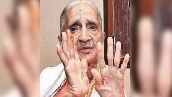 Kamalamma Ramamurthy wife of Ma Ramamurthy who designed Kannada flag denied pension Kamalamma Ramamurthy wife of Ma Ramamurthy who designed Kannada flag denied pension