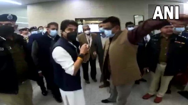 Jyotiraditya M Scindia At Delhi Airport After complaints from commuters 