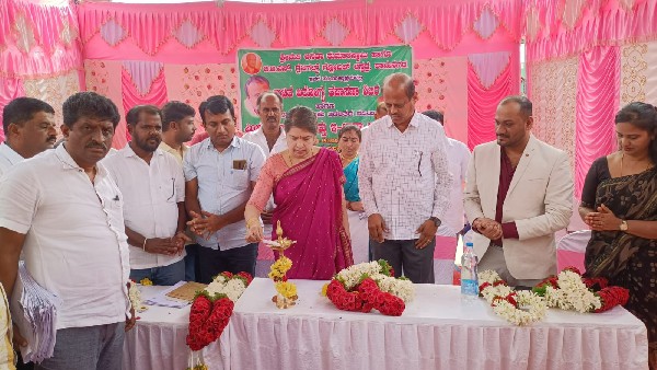 ಕುಮಾರಸ್ವಾಮಿ ಅಭಿವೃದ್ಧಿಯ ರೂಪರೇಷೆಗಳನ್ನು ಮತದಾರಿಗೆ ತಿಳಿಸುತ್ತಿದ್ದಾರೆ