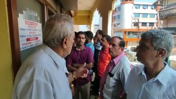  ಕಚೇರಿಯ ಬಳಿ ನೆರೆಯುವ ಗ್ರಾಹಕರ ದಂಡು