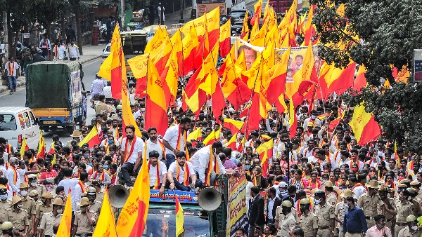 Protest erupted at Belgaum border stones pelted at Maharashtra vehicles Protest erupted at Belgaum border stones pelted at Maharashtra vehicles