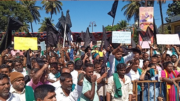 ಬೇಡಿಕೆ ಈಡೇರಿಸಿದ ಸರ್ಕಾರ ವಿರುದ್ಧ ರೈತರ ಕಿಡಿ