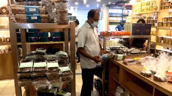 ಐಸಿಂಗ್ ಕೇಕ್ ಮತ್ತು ತಾಜಾ ಕ್ರೀಮ್ ಕೇಕ್‌ 