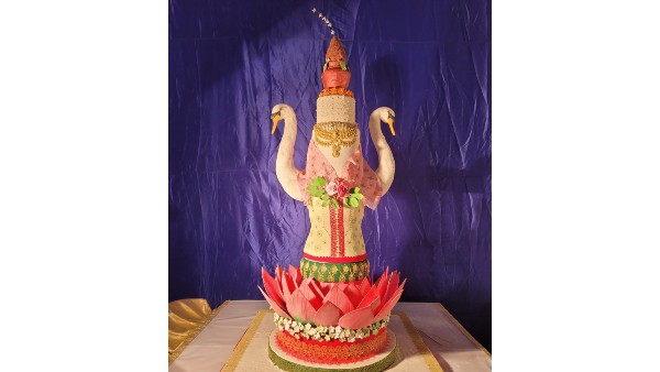 'ಸಾಂಪ್ರದಾಯಿಕ ಪುಷ್ಪಗಳ ವಿವಾಹ ಕೇಕ್' ಆಕೃತಿ 'ಸಾಂಪ್ರದಾಯಿಕ ಪುಷ್ಪಗಳ ವಿವಾಹ ಕೇಕ್' ಆಕೃತಿ