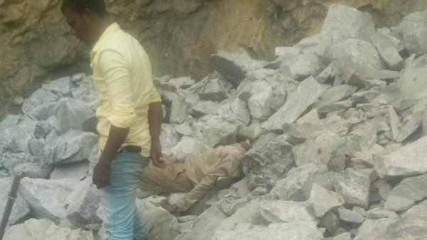 Stone quarry collapse in Bisalawadi village of Chamarajanagr taluk, two people death Stone quarry collapse in Bisalawadi village of Chamarajanagr taluk, two people death