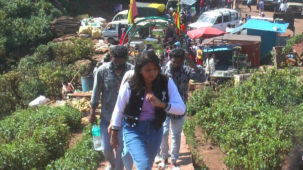  ಜಿಲ್ಲೆಗೆ ಕಿಕ್ಕಿರಿದು ಬರುತ್ತಿರುವ ಪ್ರವಾಸಿಗರು