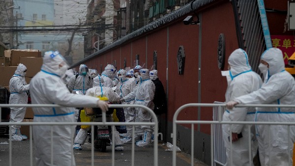 ಮೃತದೇಹಗಳಿಂದ ತುಂಬುತ್ತಿರುವ ಸ್ಮಶಾನಗಳು