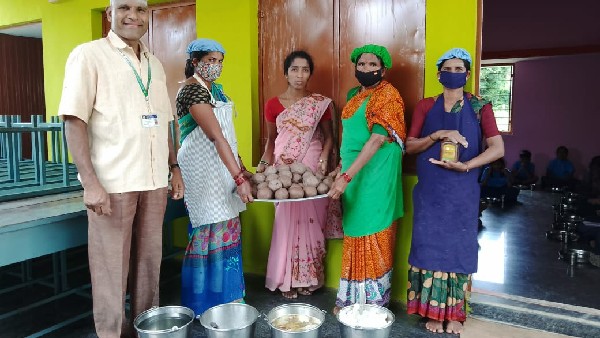 ಸರ್ಕಾರಿ ಶಾಲೆ ಮಕ್ಕಳಿಗೆ ವಿವಿಧ ಬಗೆಯ ಸಿಹಿಯೂಟ