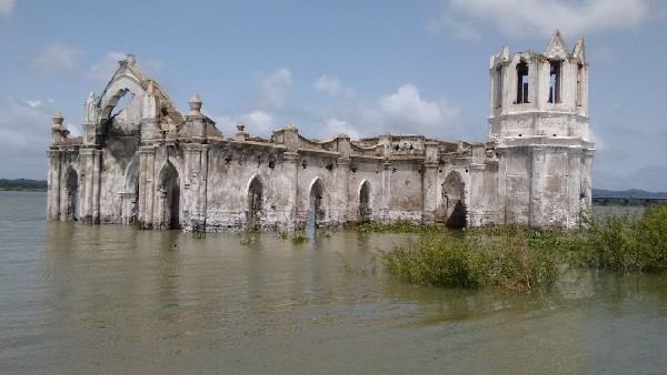 ಬೇಸಿಗೆಯ ತಿಂಗಳುಗಳಲ್ಲಿ ಚರ್ಚ್ಗೆ ಭೇಟಿ ನೀಡಿ ಬೇಸಿಗೆಯ ತಿಂಗಳುಗಳಲ್ಲಿ ಚರ್ಚ್ಗೆ ಭೇಟಿ ನೀಡಿ