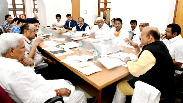 CM Basavaraj Bommai holds a meeting on problems of weavers