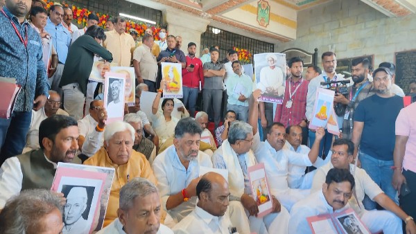 Winter session 2022: Siddaramaiah and other Congress MLAs protest outside the Assembly 