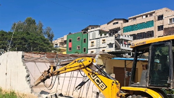 Demolition drive: 6 Encroachment clearance in Mahadevapura Zone by BBMP