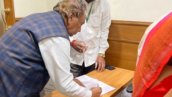 KS Eshwarappa Meets Siddaramaiah At Belagavi