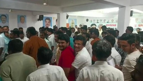 Assembly Election 2023: Fight for ticket in Hubballi Congress office, video viral Assembly Election 2023: Fight for ticket in Hubballi Congress office, video viral