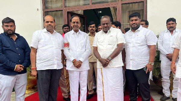 HD Kumaraswamy Meets K Chandrashekhar Rao At Hyderabad