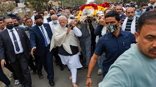 PM Narendra Modis Mother Heeraben Modi Cremated with Simple Rituals in Limited Time PM Narendra Modis Mother Heeraben Modi Cremated with Simple Rituals in Limited Time