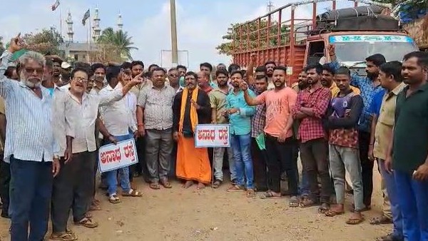 ರಸ್ತೆಯಲ್ಲಿ ಮಲಗಿ ಜನ‌ಪ್ರತಿನಿಧಿಗಳ ವಿರುದ್ದ ಕಿಡಿಕಾರಿದ ಜನ!