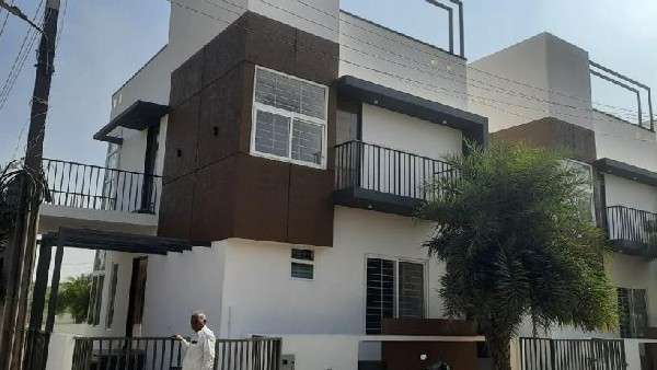 ಬೃಹತ್ ಬಂಗಲೆಯಲ್ಲಿರುವ ಸೌಲಭ್ಯಗಳು ಬೃಹತ್ ಬಂಗಲೆಯಲ್ಲಿರುವ ಸೌಲಭ್ಯಗಳು