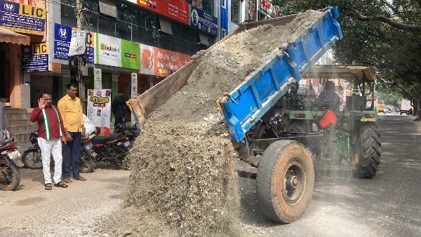 ಜಿಲ್ಲಾ ಕೇಂದ್ರದಲ್ಲಿ ನೆನೆಗುದಿಗೆ ಬಿದ್ದಿವೆ ರಸ್ತೆ ಅಭಿವೃದ್ಧಿ ಕಾಮಗಾರಿಗಳು 