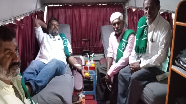 Farmers protest in mandya: Raktha abhisheka to Basavaraj bommai statue