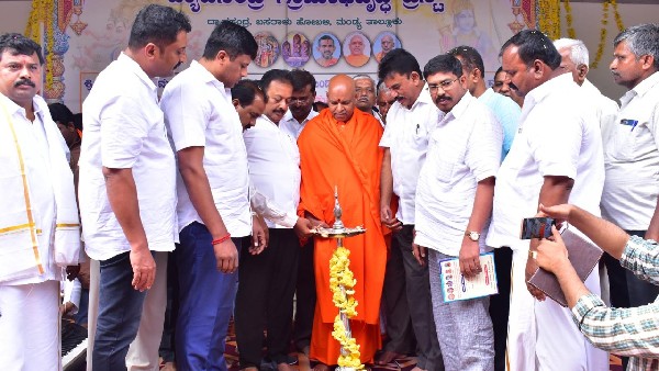 ದೇವರು ಯಾರ ಕಣ್ಣಿಗೂ ಕಾಣಿಸುವುದಿಲ್ಲ 