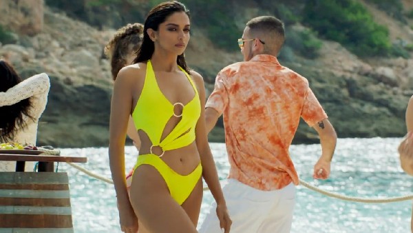 Saffron outfit burns SRK-Deepika effigies in UP, seers call for burning theatres screening Pathan Saffron outfit burns SRK-Deepika effigies in UP, seers call for burning theatres screening Pathan