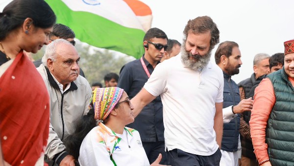 Muslim woman gave an idol of Shiva to Rahul Gandhi during Bharat Jodo Yatra Muslim woman gave an idol of Shiva to Rahul Gandhi during Bharat Jodo Yatra