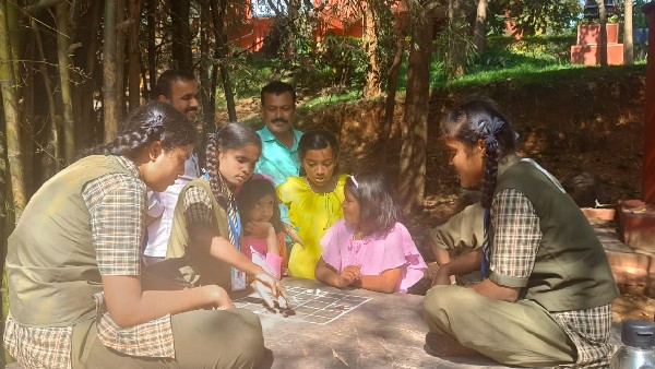 ಗ್ರಾಮೀಣ ಆಟಗಳನ್ನು ಸ್ನೇಹಿತರಿಗೂ ಕಲಿಸುತ್ತೇವೆ