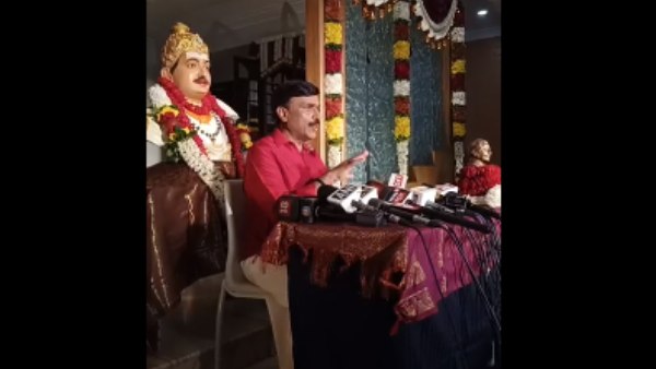 ಸಾರ್ವಜನಿಕ ಬದುಕಿಗೆ ಬರಬೇಕು ಎಂದು ತೀರ್ಮಾನ