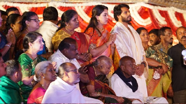 ಶ್ರೀನಿವಾಸ ಕಲ್ಯಾಣದಲ್ಲಿ ದೇವೇಗೌಡರ ಕುಟುಂಬ ಶ್ರೀನಿವಾಸ ಕಲ್ಯಾಣದಲ್ಲಿ ದೇವೇಗೌಡರ ಕುಟುಂಬ