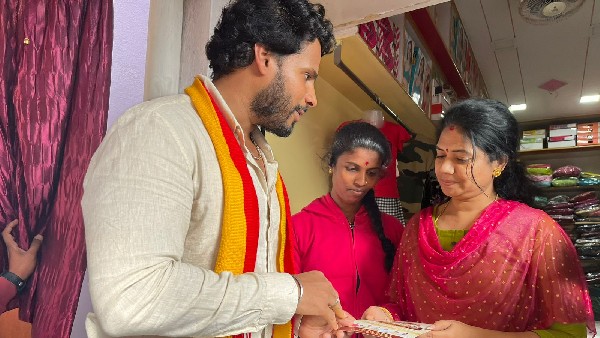 ಕಾಲ್ನಡಿಗೆಯಲ್ಲೇ ತೆರಳಿ ಆಮಂತ್ರಣ ಪತ್ರಿಕೆ ನೀಡಿದ ನಿಖಿಲ್‌