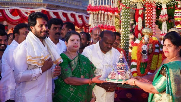 ತಡರಾತ್ರಿವರೆಗೂ ಹರಿದು ಬಂದ ಭಕ್ತ ಸಾಗರ ತಡರಾತ್ರಿವರೆಗೂ ಹರಿದು ಬಂದ ಭಕ್ತ ಸಾಗರ