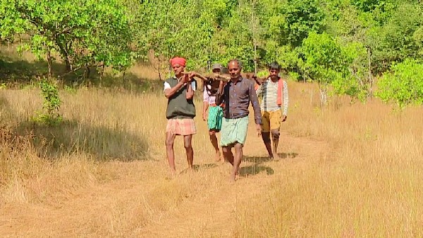 ರೋಗಿಗಳನ್ನು ಜೋಳಿಗೆ ಕಟ್ಟಿ ಸಾಗಿಸುವ ಗ್ರಾಮಸ್ಥರು ರೋಗಿಗಳನ್ನು ಜೋಳಿಗೆ ಕಟ್ಟಿ ಸಾಗಿಸುವ ಗ್ರಾಮಸ್ಥರು