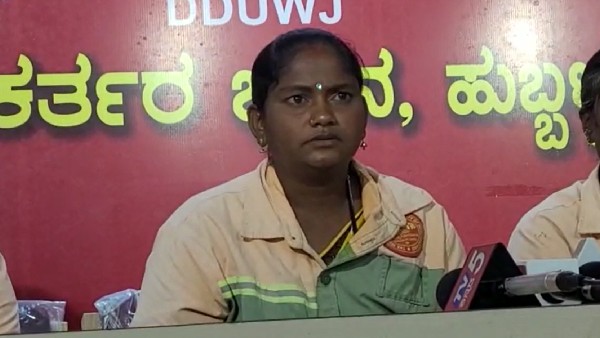 Give us job, Pourakarmikas outrage against Hubballi Municipal corporation 