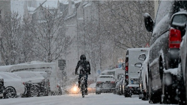 ವಿಮಾನ ನಿಲ್ದಾಣದಲ್ಲಿ ಸಿಲುಕಿಕೊಂಡ ಪ್ರಯಾಣಿಕರು