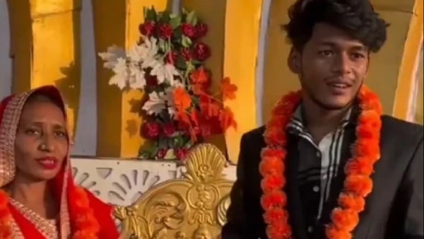 ಕೆಂಪು ಸೀರೆಯುಟ್ಟ 53ರ ವಧು ಕೆಂಪು ಸೀರೆಯುಟ್ಟ 53ರ ವಧು