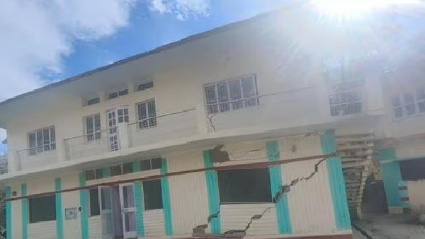 ಭೂಮಿ ಕುಸಿತಕ್ಕೆ ಬಿರುಕು ಬಿಟ್ಟ ಮನೆಗಳು