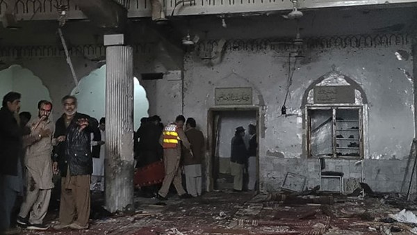 Explosion in Pakistans Peshawar mosque: many dead - more than 50 people injured!