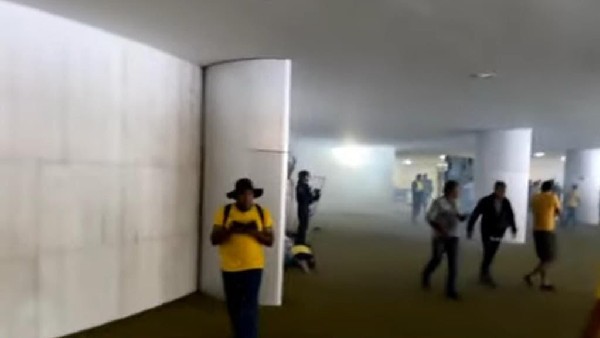 Jair Bolsonaro supporters storm Brazils presidential palace, Congress Jair Bolsonaro supporters storm Brazils presidential palace, Congress