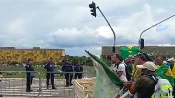 Jair Bolsonaro supporters storm Brazils presidential palace, Congress Jair Bolsonaro supporters storm Brazils presidential palace, Congress